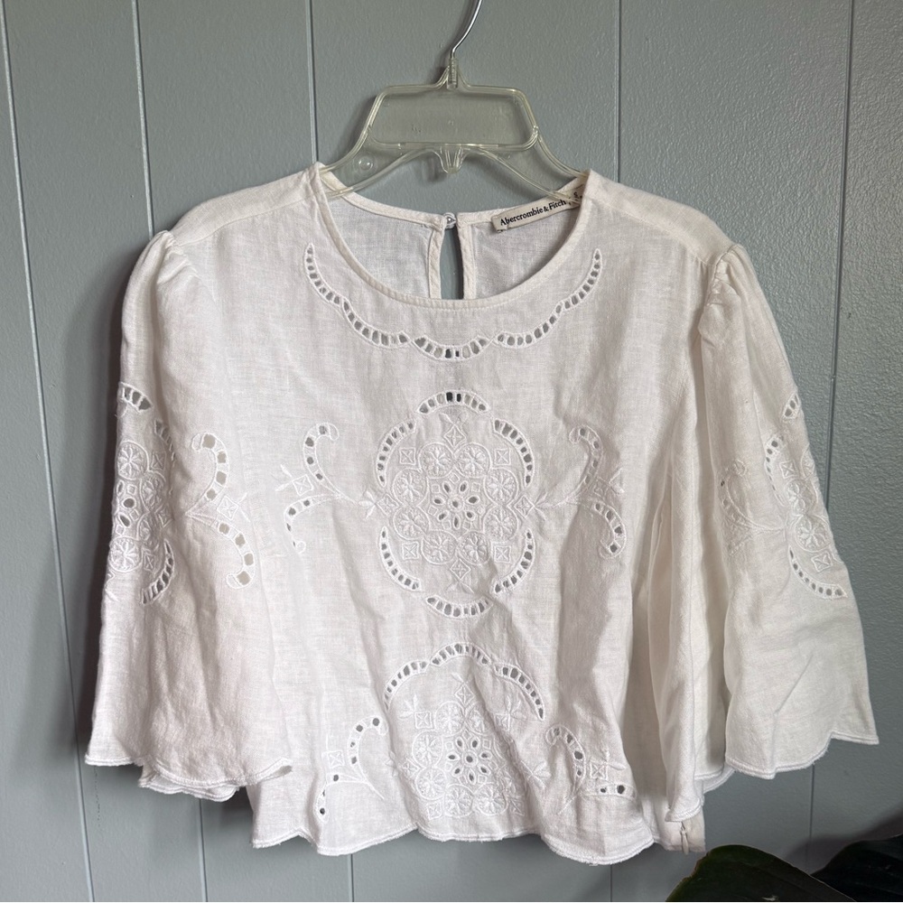 ABERCROMBIE WHITE FLOWY LACE DETAILED CREW NECK BLOUSE, NWOT SMALL